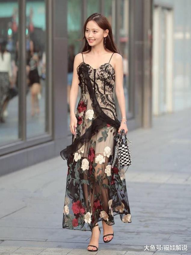 街拍：巧笑倩兮的小姐姐，一件时尚的吊带连衣裙，美丽又大方！