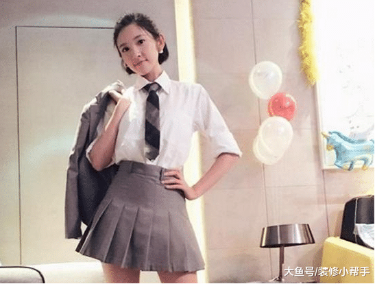 唐艺昕现实的豪宅，酒架上面的酒价格不菲，也不知道谁能有幸喝到