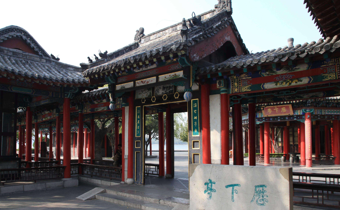 被称为“泉城明珠”的大明湖，碧波荡漾，如同一幅流动的风景画