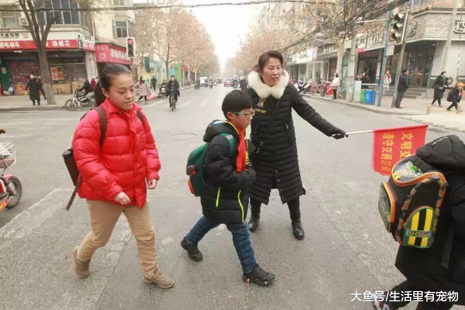 中年大媽送孫女去上學，一不下心成了網紅，這個世界太意外了！
