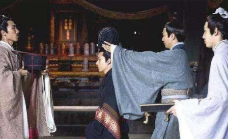 为什么有人说“女不能搂腰，男不能摸头”？