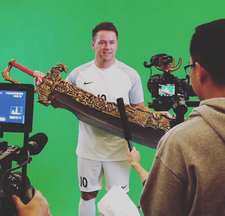 欧文也开始代言页游了，网友：怎么突然多了个外国球星兄弟？