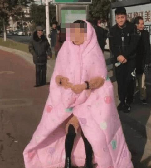 女子為了拍視頻，披著棉被等公交，路人都笑翻了！網友：俗不可耐