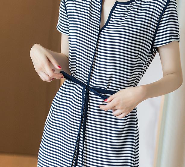 四月又出一款“气质裙”，时尚减龄，搭配凉鞋穿，美得不得了