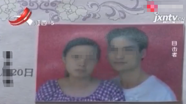 三个女人在街上扭打在一起，场面十分混乱，却是因为同一个男人