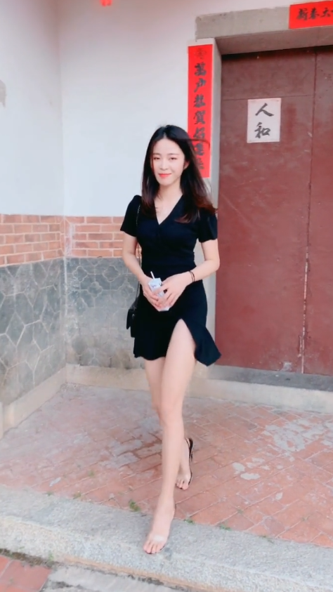 农村大院的美女，这算是衣锦还乡吗？
