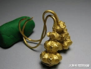 美女戴耳環鑒寶，自稱祖上是清朝貴族，專家失控：不行，快摘掉！