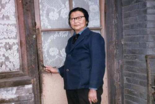 九旬老太终身未嫁，吃饺子意外噎死，身份曝光后，人人震动