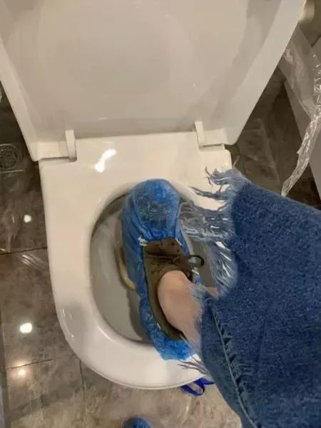 太过分了！这家楼盘墙体开裂、顶层漏水！马桶只有脚掌大！