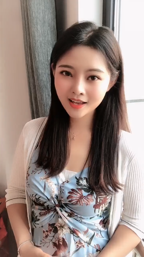 小姐姐很有大家闺秀的气质，很是讨人喜欢