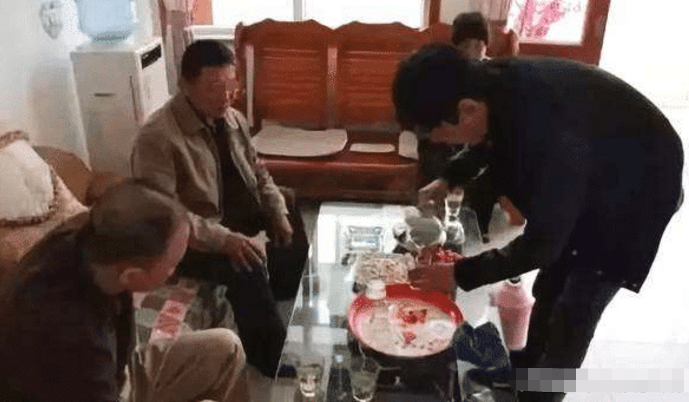 男子圣诞节回乡下相亲, 见面聊没五分钟起身就走: 还不如单身呢