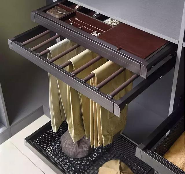 做好卧室衣柜收纳分区规划，衣柜容量变大，再多衣服都能装下