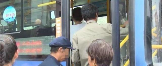 男子坐公交去补票，回来后座位被大妈占，包也被大妈拿走