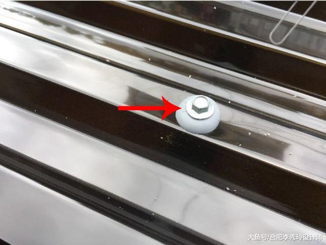 邻居不要的旧晾衣架，捡回家改成挡雨棚，装在院子里再合适不过了