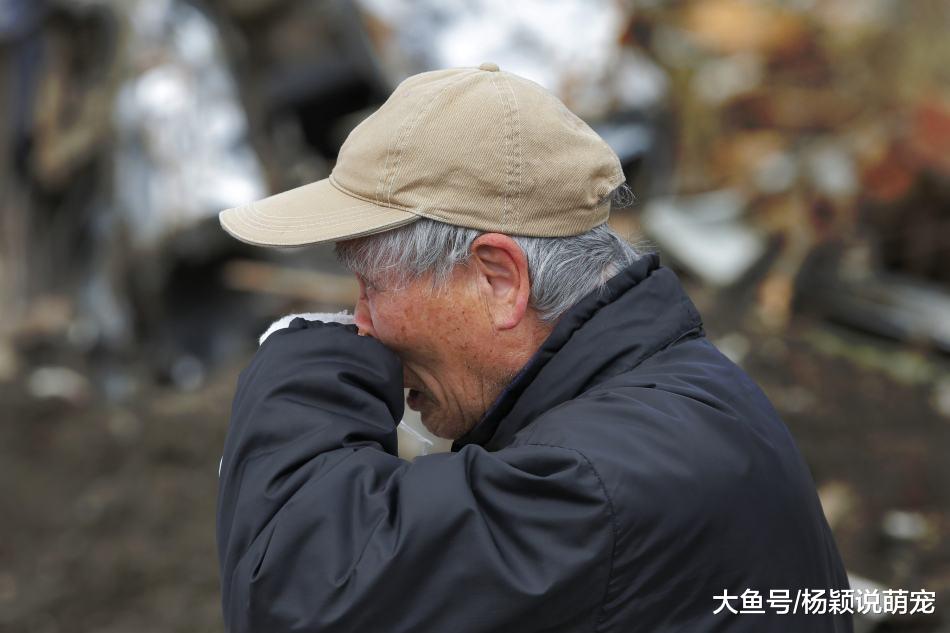 女大学生带饭送流浪汉，流浪汉赠送银行卡，看到余额女孩报警了。