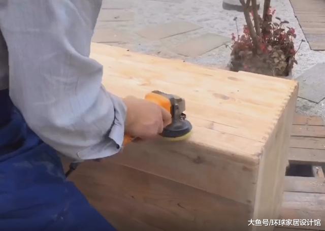 简单改改，80年代老箱子“容光焕发”，放客厅当茶几还不错又省钱