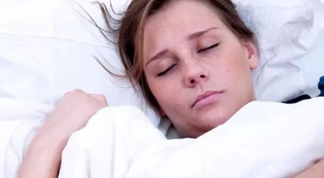 穴位|为什么老人常说,睡觉不能“头朝东脚朝西”?原来真有科学依据