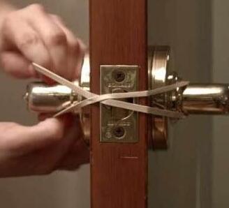 原来睡觉前在门上套橡皮筋作用这么大？太聪明了，立马用起来