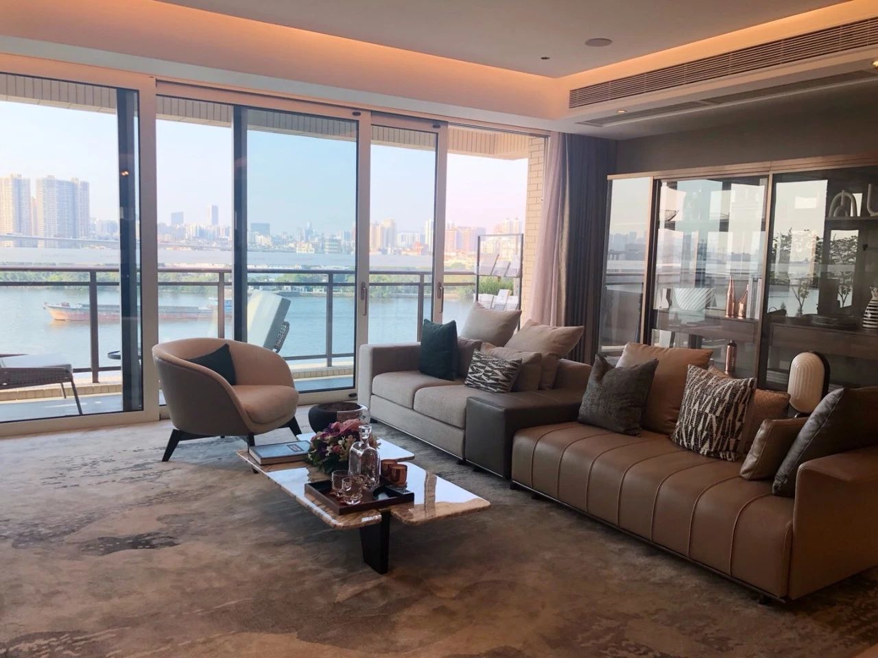 躺在浴缸里看江！一盏灯10多万，揭秘岛尖2000万豪宅