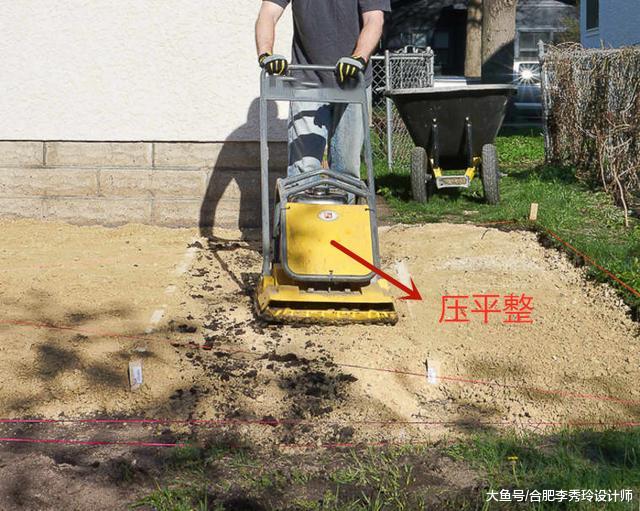 门前的院子老是长杂草，不用打水泥，直接铺一层石砖，小院子干干净净