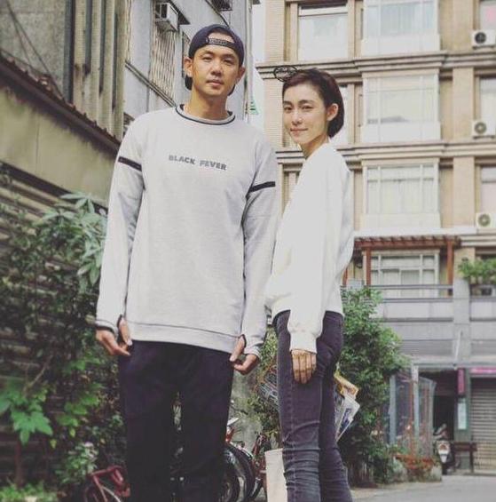 晒晒范玮琪一家人住的豪宅，小区外观看着很破旧，家里装修很时尚