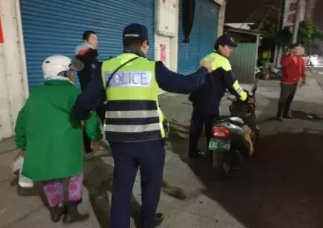 老奶奶忘記回家的路，直到看到街景地圖中自家的狗狗……