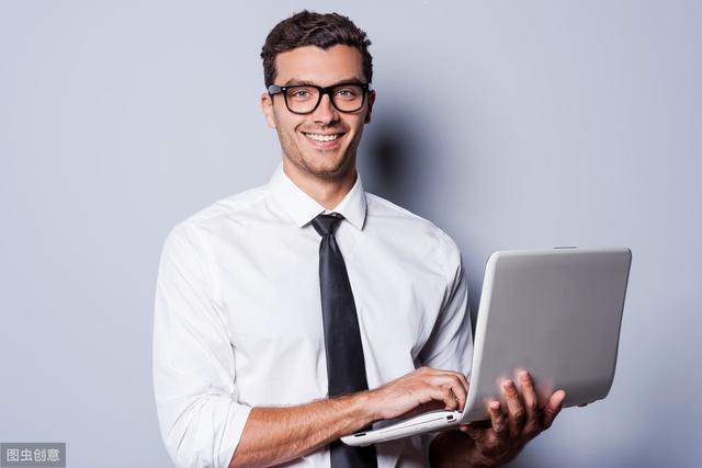 他花10年时间，研究上千职场沟通案例，发现了职场暗藏的一个规则