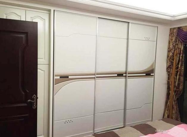 晒晒邻居的新房，电视墙太掉档次了，还好厨房玻璃墙争回不少面子