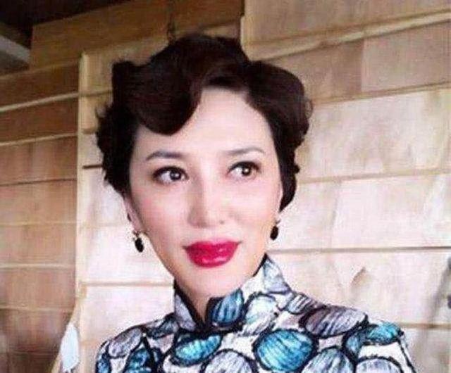 江珊和徐帆都在优雅老去，而她偏偏不服老，把自己整得人不像人