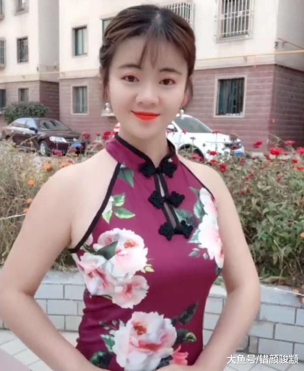 抖音小姐姐火了, 穿着旗袍在喝酒, 不顾自己形象在划拳