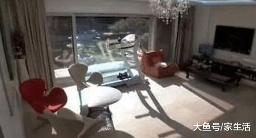 晒晒Rain在韩国的豪宅，客厅挂着自己的肌肉照，看上去太自恋了