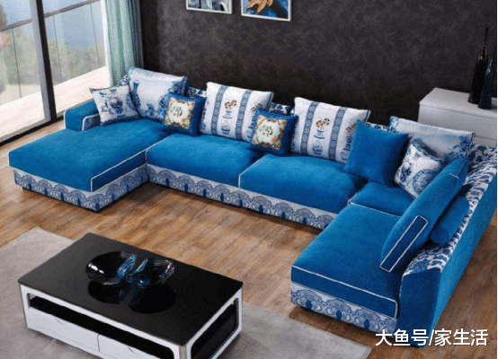 客厅沙发选皮质还是布艺好？家具城老板说出内情，差点买错了