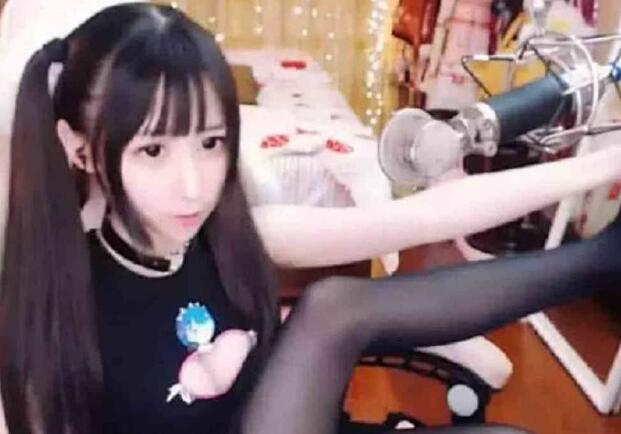 土豪深夜打赏20万, 只为让蔡萝莉当众卸妆, 点开直播后: 打扰了