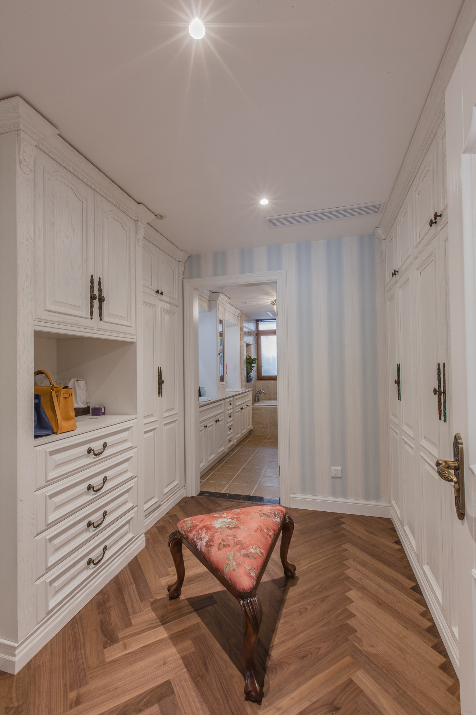 欧式风别墅案例装修图，儿童娱乐室真漂亮，卫生间也大气得很！