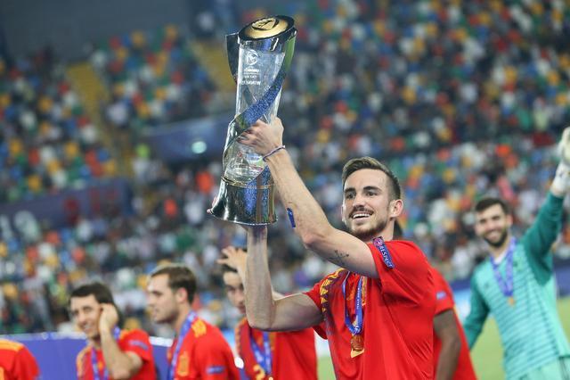 巴萨皇马疯抢天才中场！巴萨求购曾遭拒 皇马盼他接班魔笛克罗斯