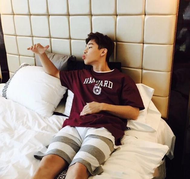 参观刘宪华在多伦多的豪宅，住着三层别墅住宅，周围都是绿树环绕