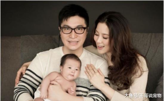 “千亿儿媳”徐子淇与老公出游，李家诚三步一回头，肚子成亮点