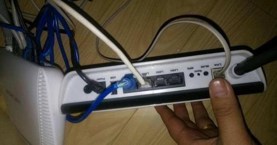 『路由器』家里无线路由器网速慢? 这地方轻轻一擦, 网速快100倍厕所也能用