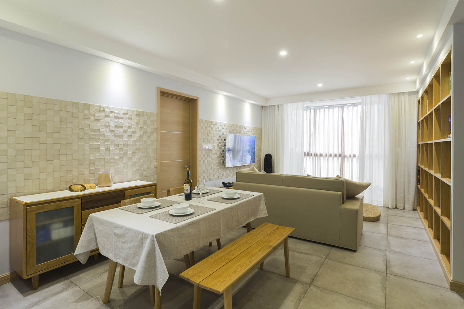 新房现代简约风装修，过道做成一整面柜子，这收纳能力真是强！