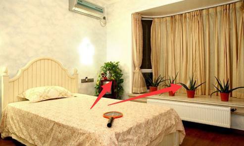 『』床头放了这几样东西，将会夫妻失和，越住越穷！赶紧扔掉吧！