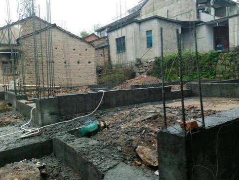 农村自建房不做马牙槎，钢筋变成摆设，要构造柱有啥用？