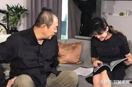 一起參觀張鐵林住的豪宅，家里擺滿了古玩，書房的空間非常大