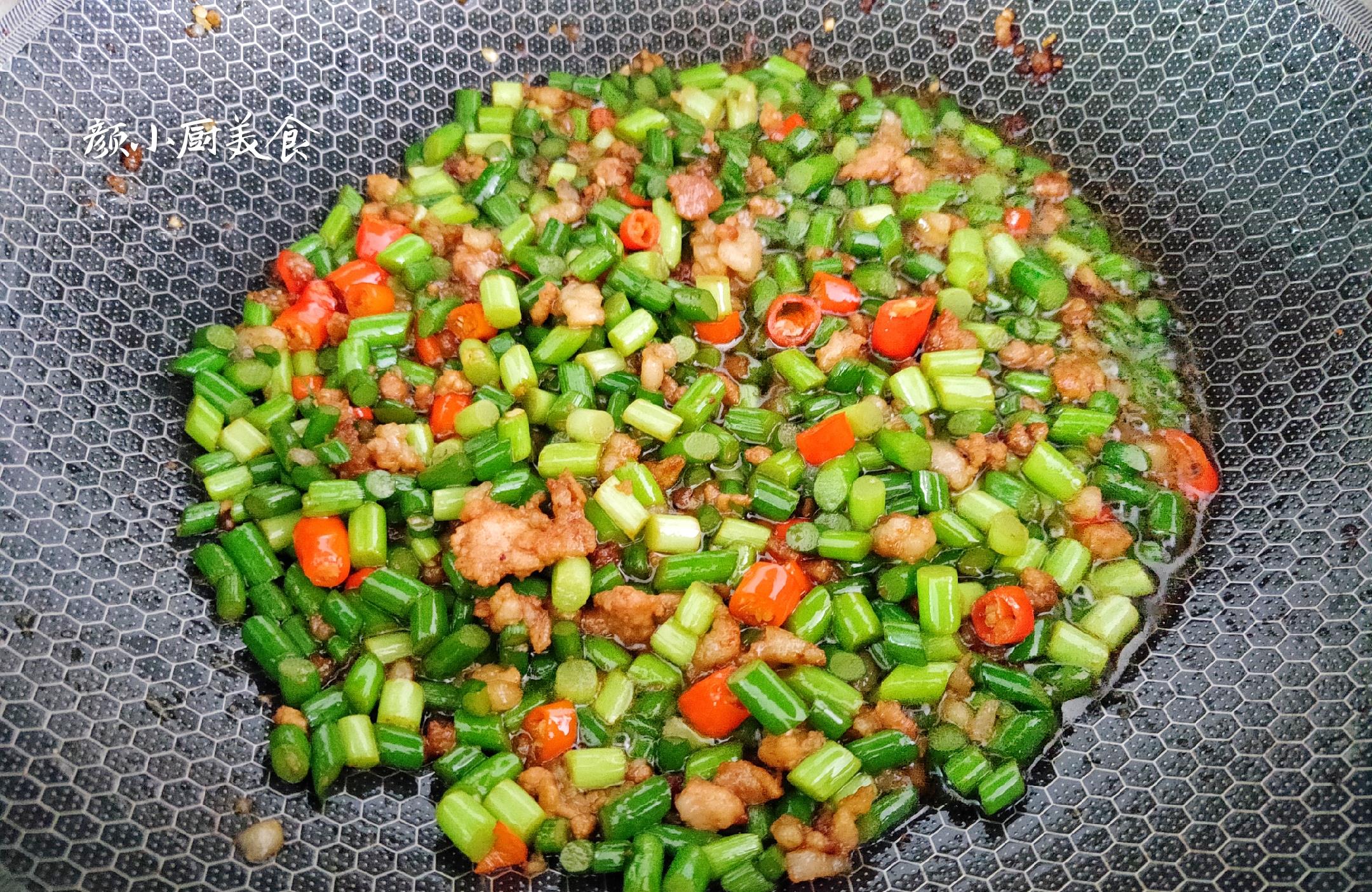 夏天，这菜我家隔三差五就要做，简单美味，好吃到舔碗底