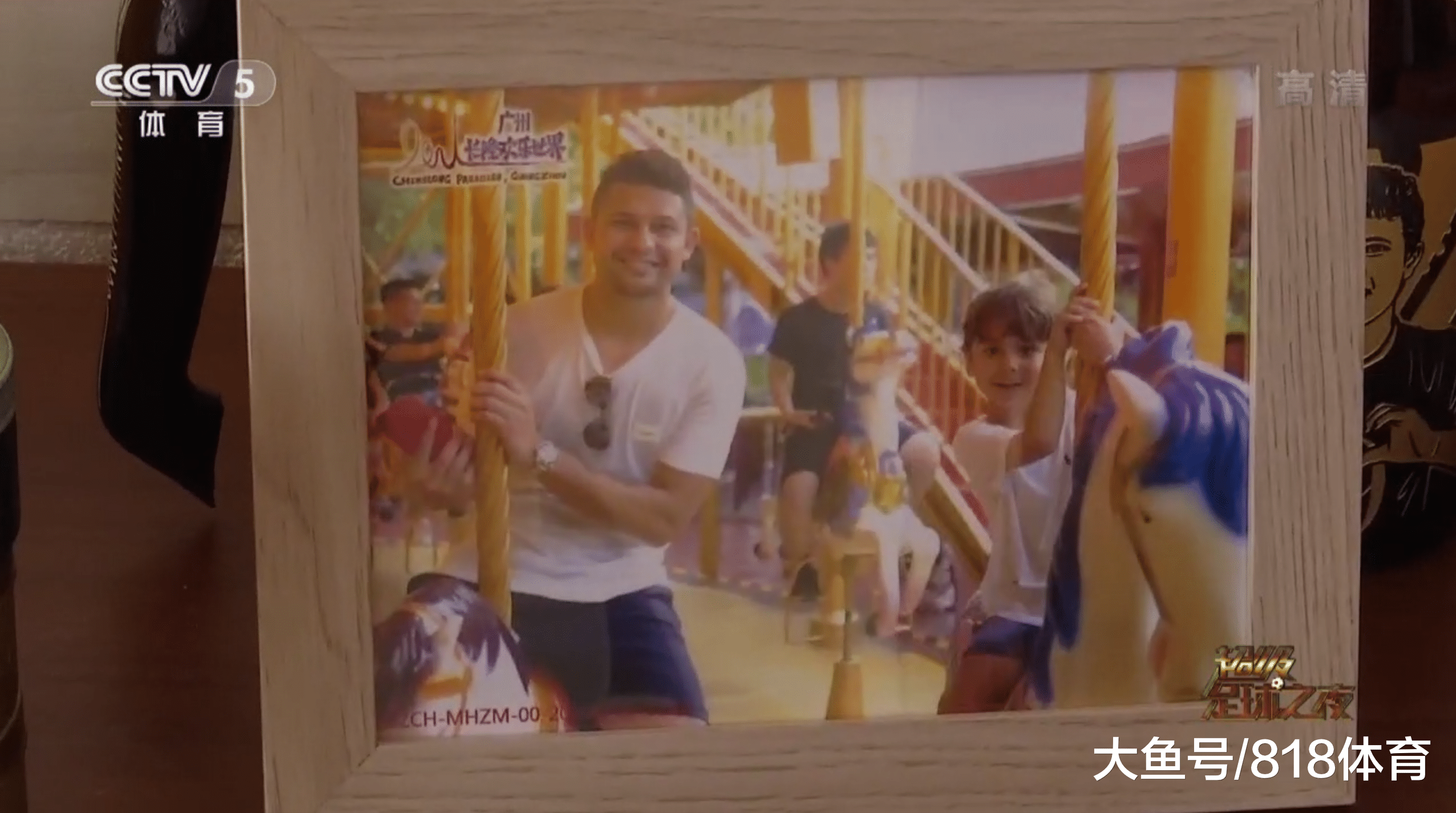 国足前锋艾克森独居广州豪宅！正对广州塔一线江景 1楼客厅2楼卧室