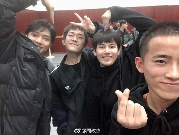 易烊千玺校草室友曝光! 同学爆黑幕: 他被利用了