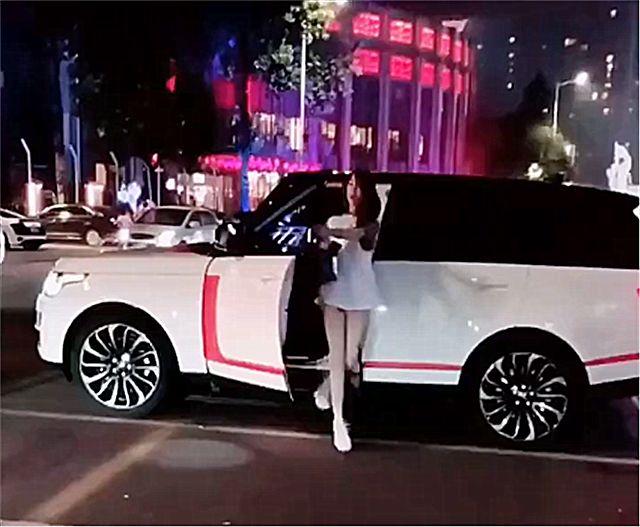 妙龄女子开路虎揽胜现街头，看到身材时，没想到一位大长腿美女！