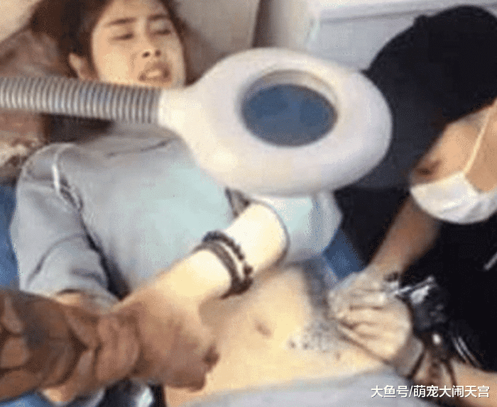 18岁女子为满足男友，忍痛为他做了件事，网友：不愿意就别勉强