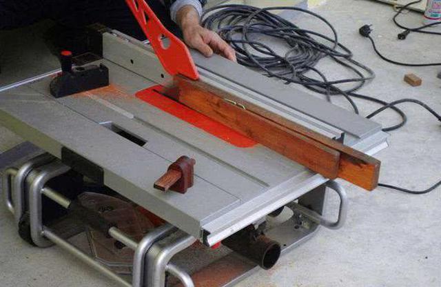 退休木匠亲手用木板做了个茶几，竟有人叫价2000块钱想买