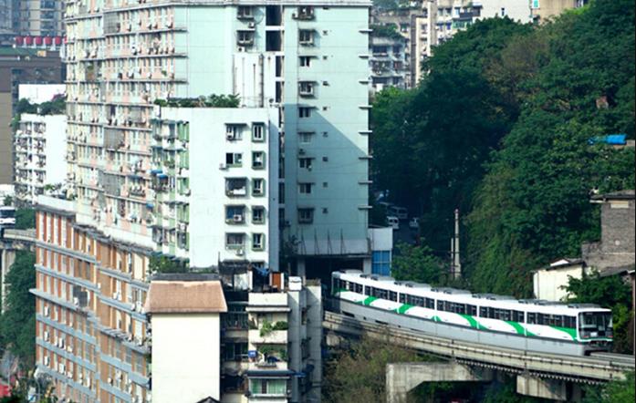 重庆轻轨穿楼而过，住在里面的人睡觉怎么办？居民说出实情