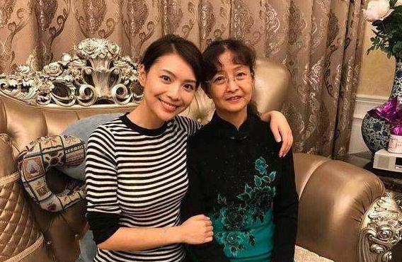 参观栗坤现实的豪宅，沙发边都带雕纹，一手书法太厉害了